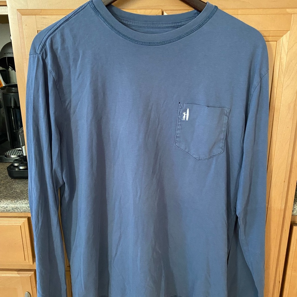 Men’s Johnnie O long sleeve T shirt. Good used condition.